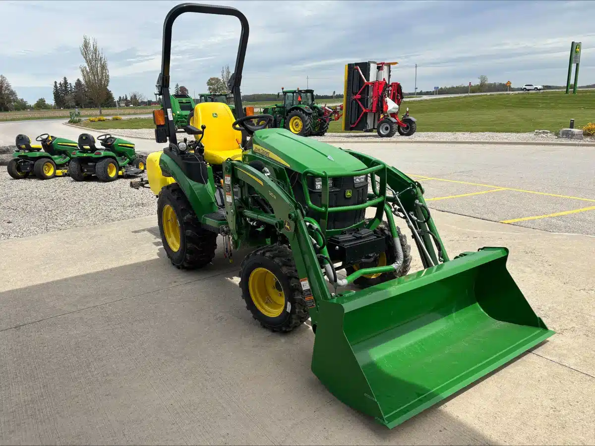 Photo de la Galerie 2 pour 2024 John Deere 2025R Tracteur