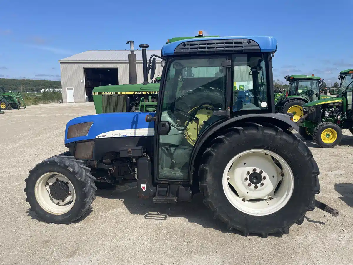 Photo de la Galerie 1 pour 2012 New Holland T4050F Tracteur