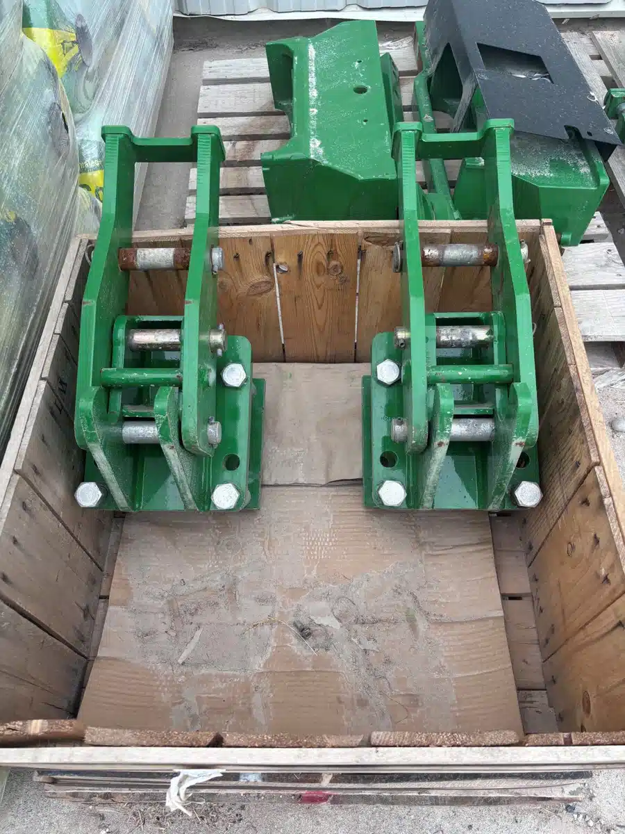 Gallery image 1 for John Deere AIR CART HITCH Drill