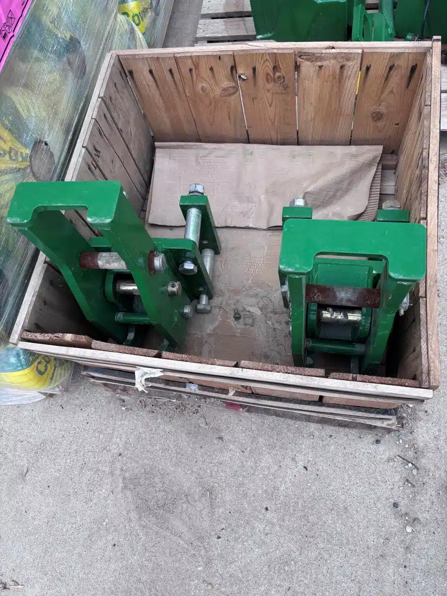 Gallery image 2 for John Deere AIR CART HITCH Drill