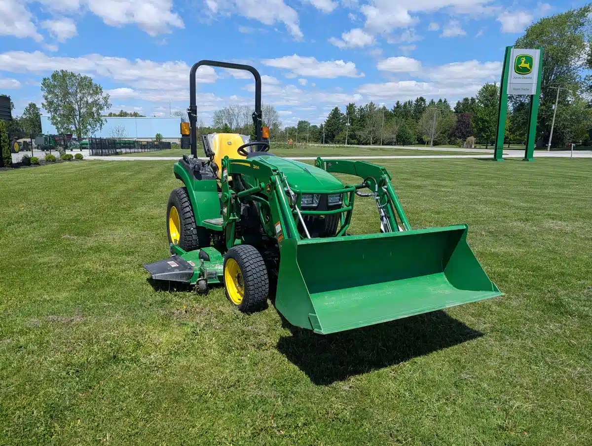 Photo de la Galerie 2 pour 2024 John Deere 2032R Tracteur