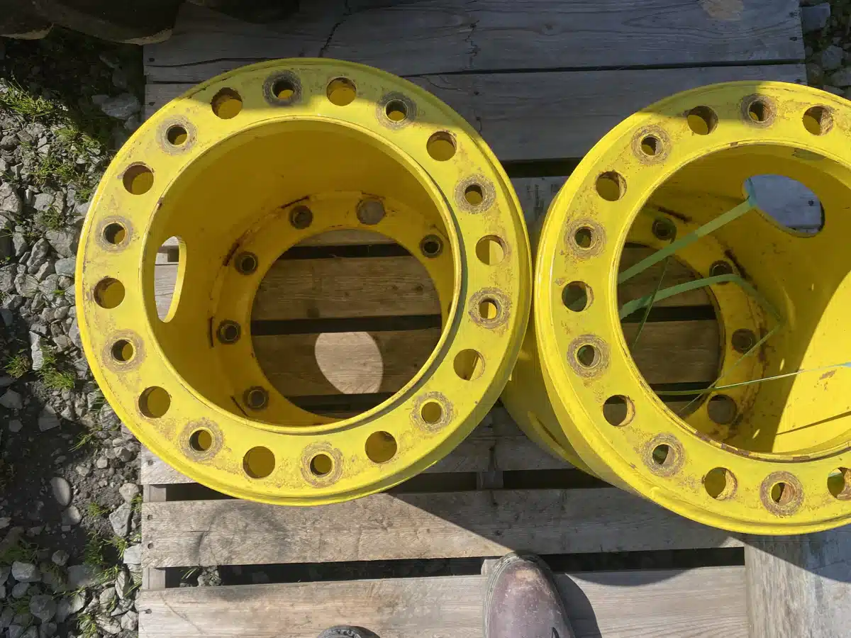 Photo de la Galerie 1 pour Unverferth FRONT DUAL HUBS Pneus