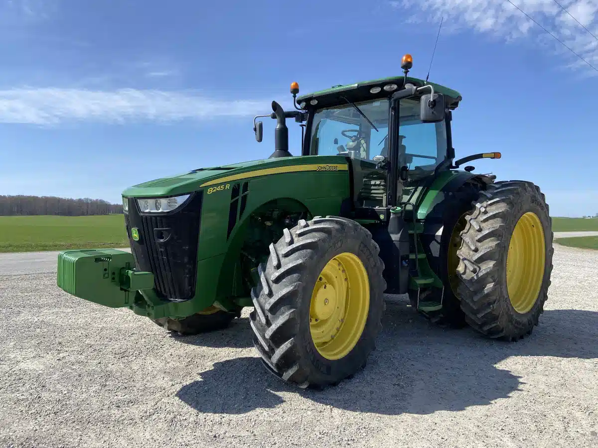 Photo de la Galerie 1 pour 2017 John Deere 8245R Tracteur