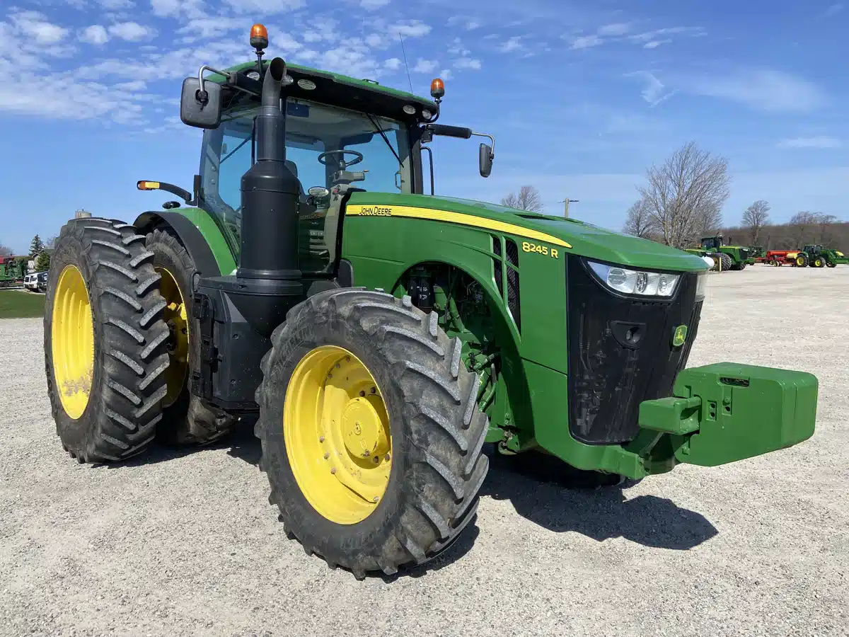 Photo de la Galerie 2 pour 2017 John Deere 8245R Tracteur