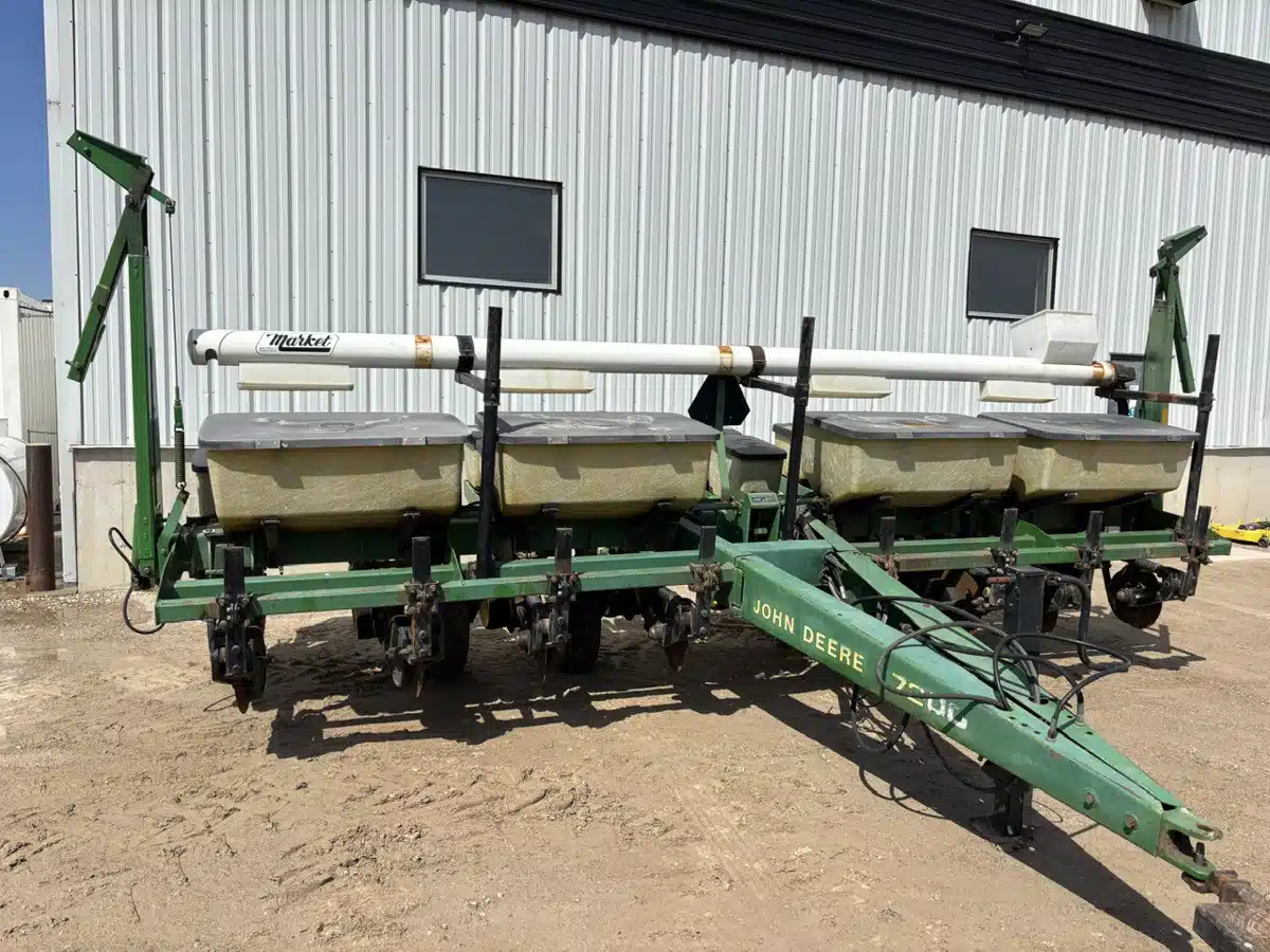 Photo de la Galerie 2 pour 1990 John Deere 7200 Planteur