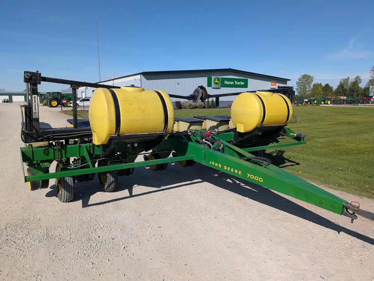 Gallery image 2 for 1980 John Deere 7000 Planter
