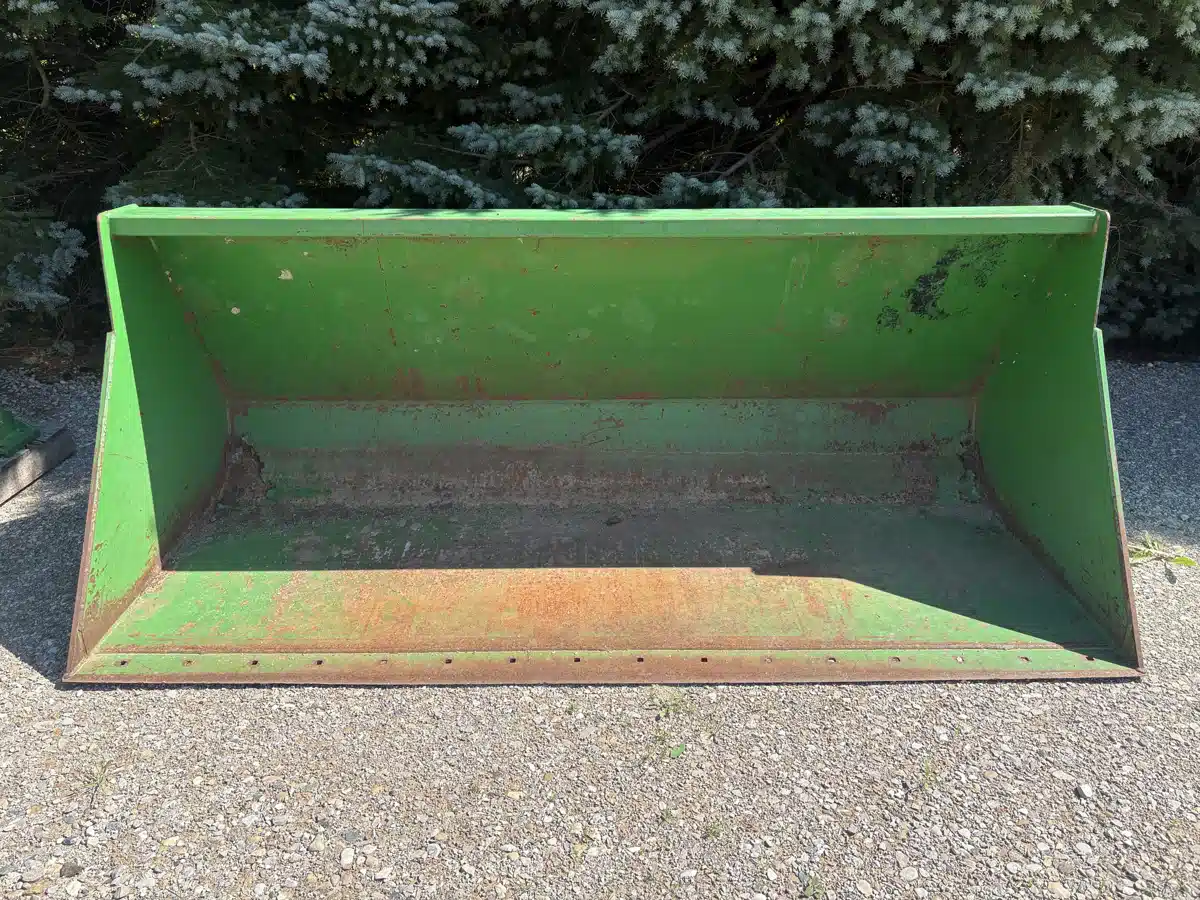 Photo de la Galerie 2 pour HLA Attachments 96" HEAVY DUTY BUCKET Tracteur avec chargeur