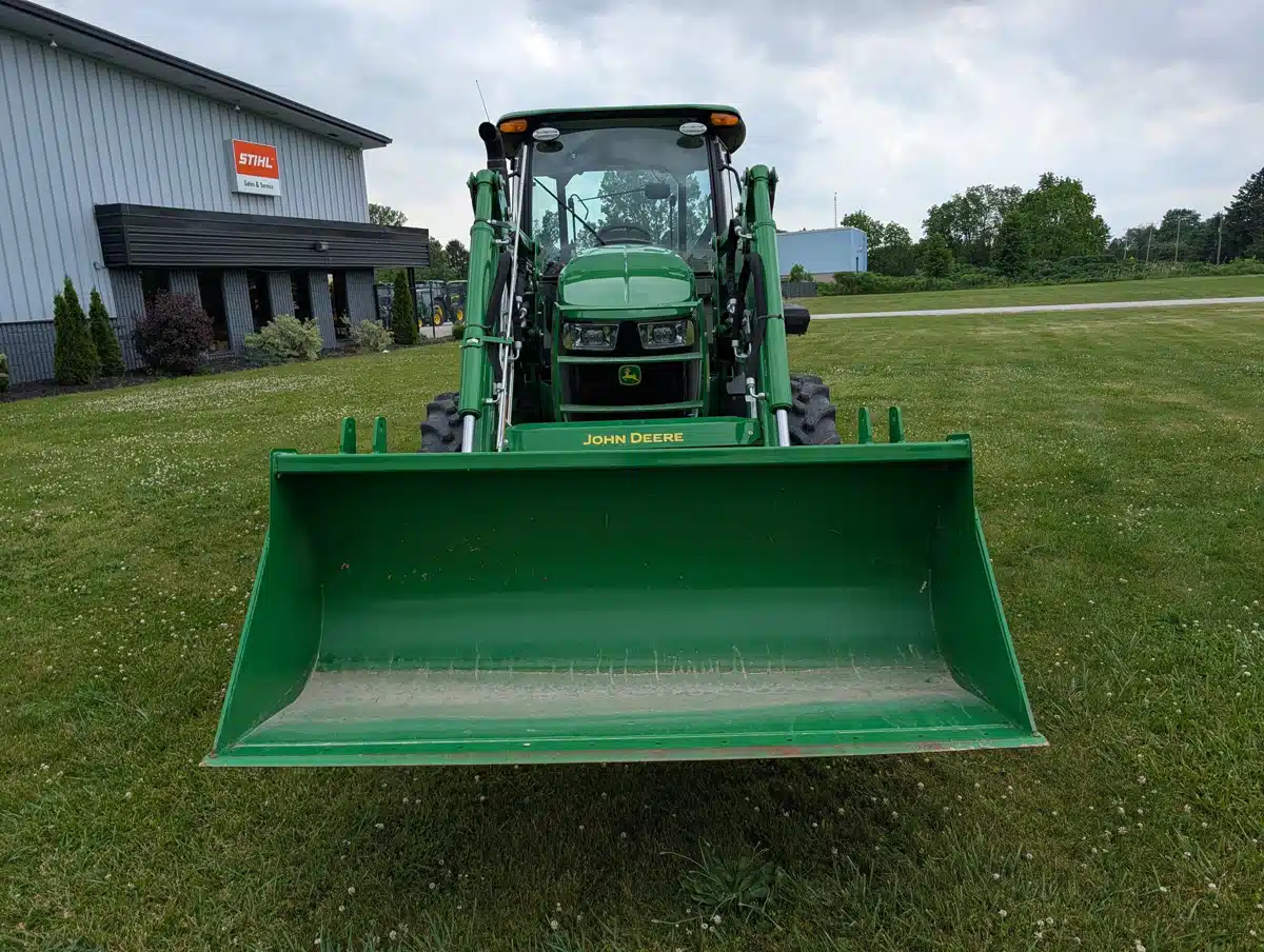 Photo de la Galerie 2 pour 2025 John Deere 5090E Tracteur