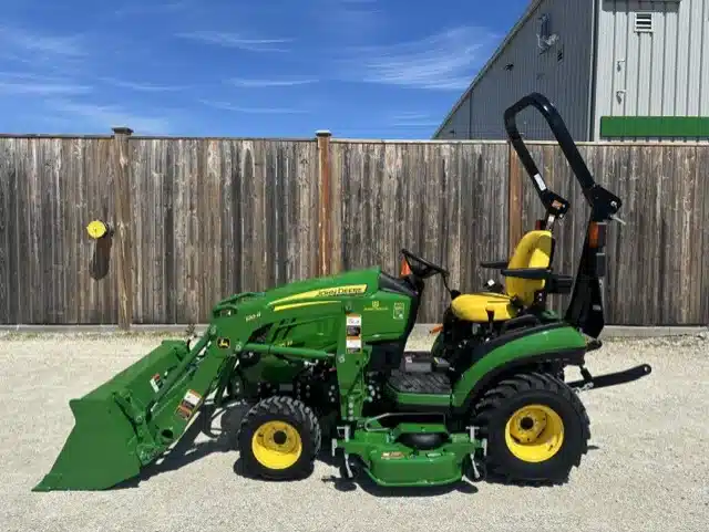 Photo de la Galerie 2 pour 2026 John Deere 1025R Tracteur