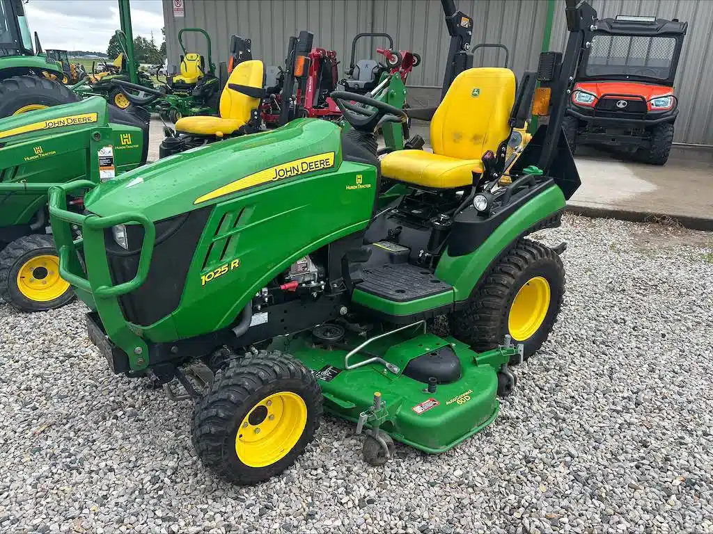 Photo de la Galerie 1 pour 2022 John Deere 1025R Tracteur
