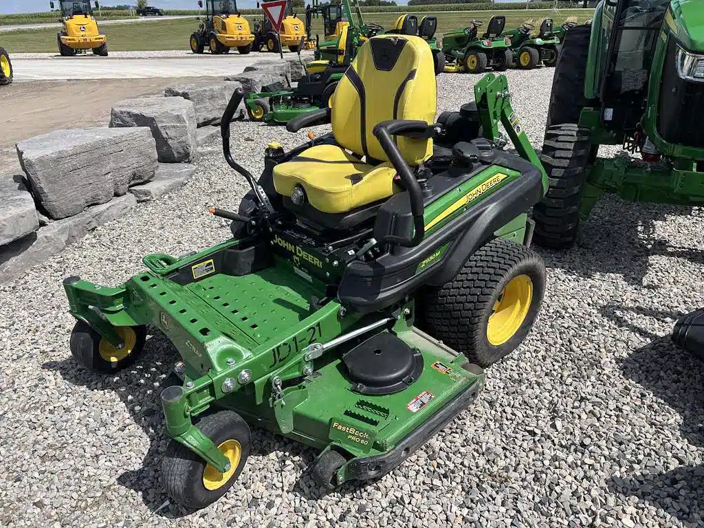 Photo de la Galerie 1 pour 2022 John Deere Z930M Tondeuse à rayon de braquage zéro