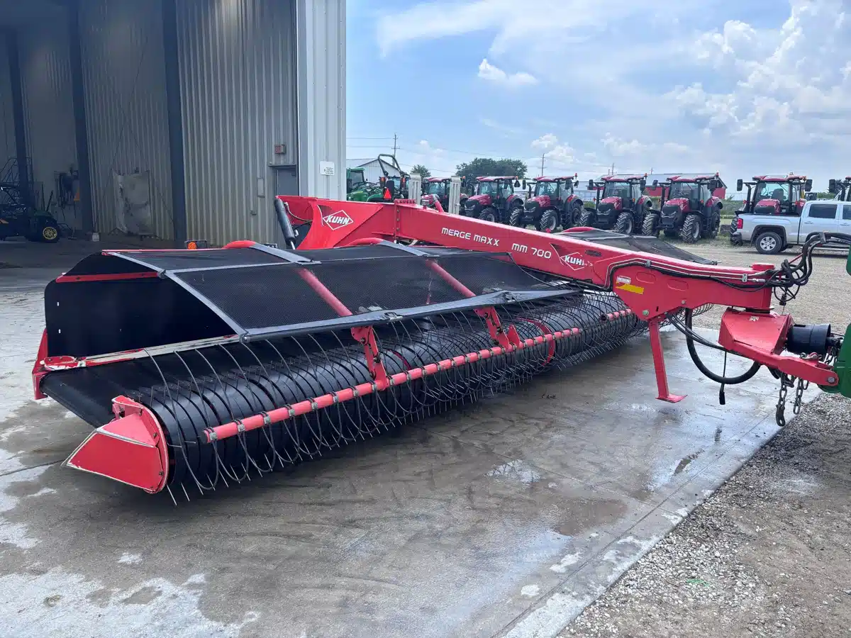 Gallery image 2 for Kuhn MERGE MAXX 700 24' Windrow Merger