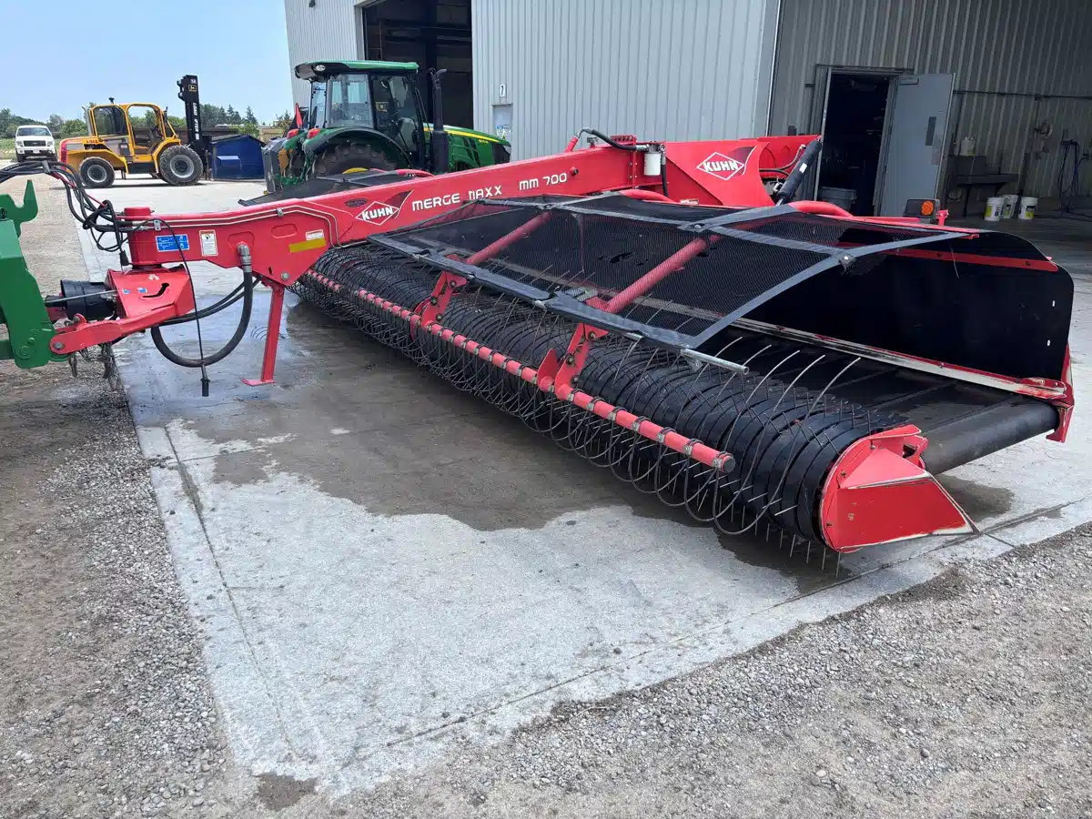 Gallery image 1 for Kuhn MERGE MAXX 700 24' Windrow Merger