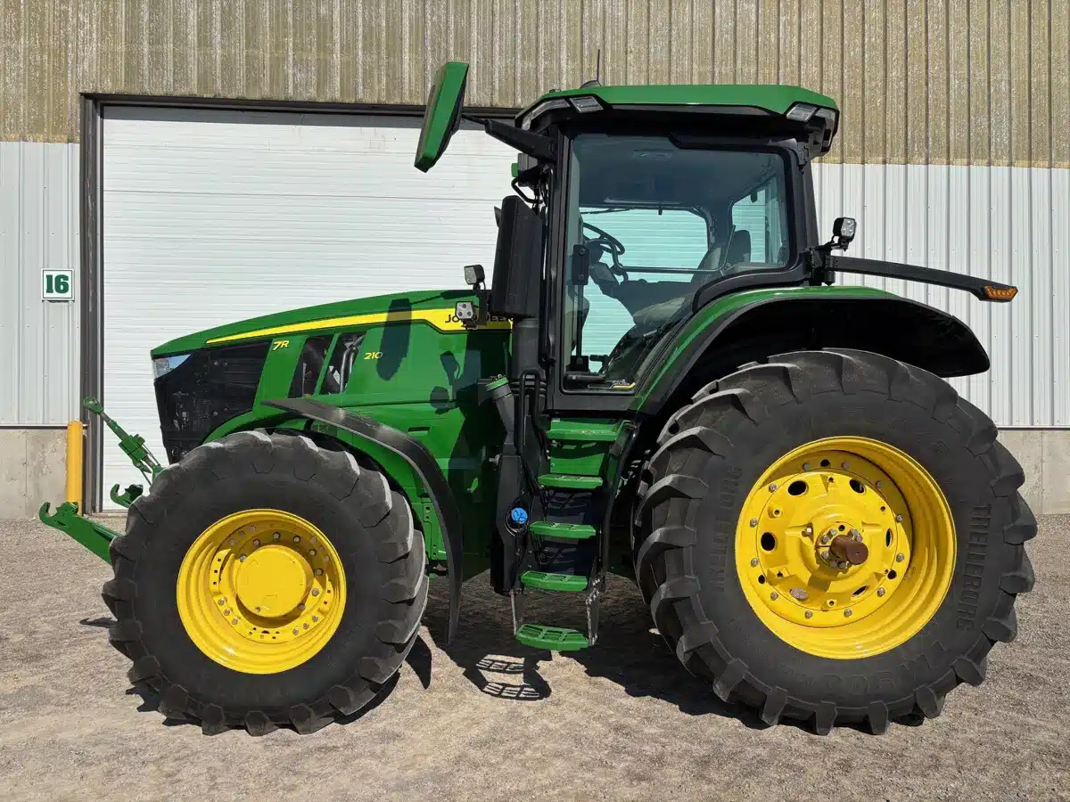 Gallery image 2 for 2023 John Deere 7R 210 Tractor