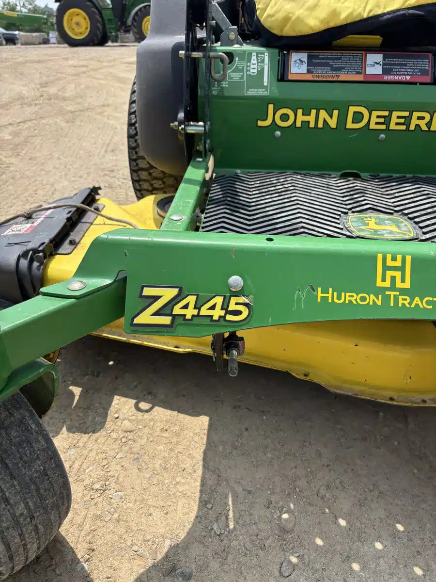 Photo de la Galerie 2 pour 2007 John Deere Z445 Tondeuse à rayon de braquage zéro