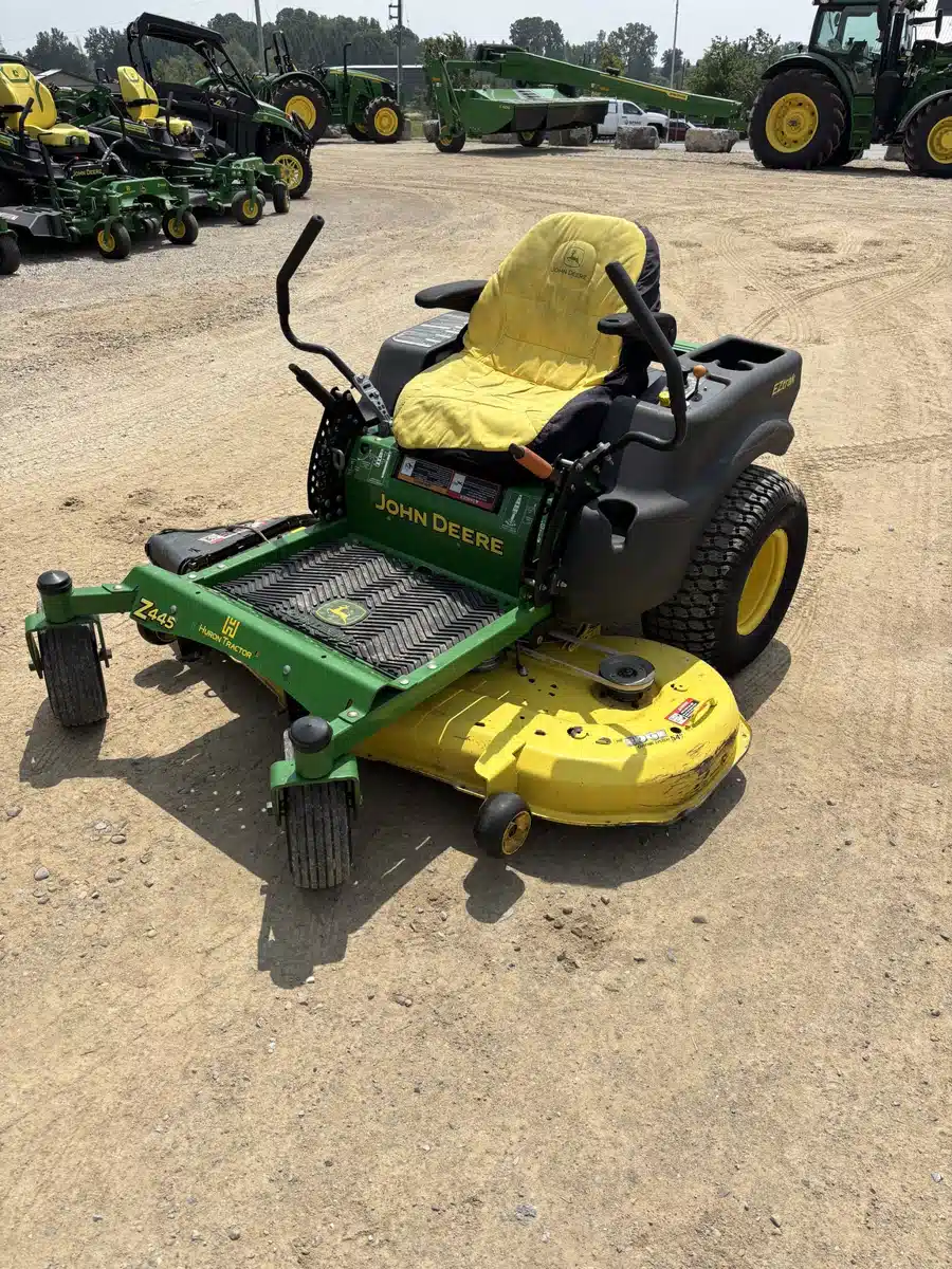 Photo de la Galerie 1 pour 2007 John Deere Z445 Tondeuse à rayon de braquage zéro
