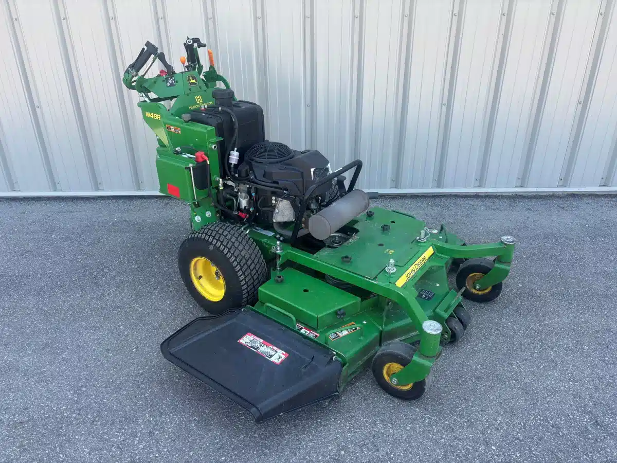 Photo de la Galerie 2 pour 2022 John Deere W48R tondeuse à conducteur marchant