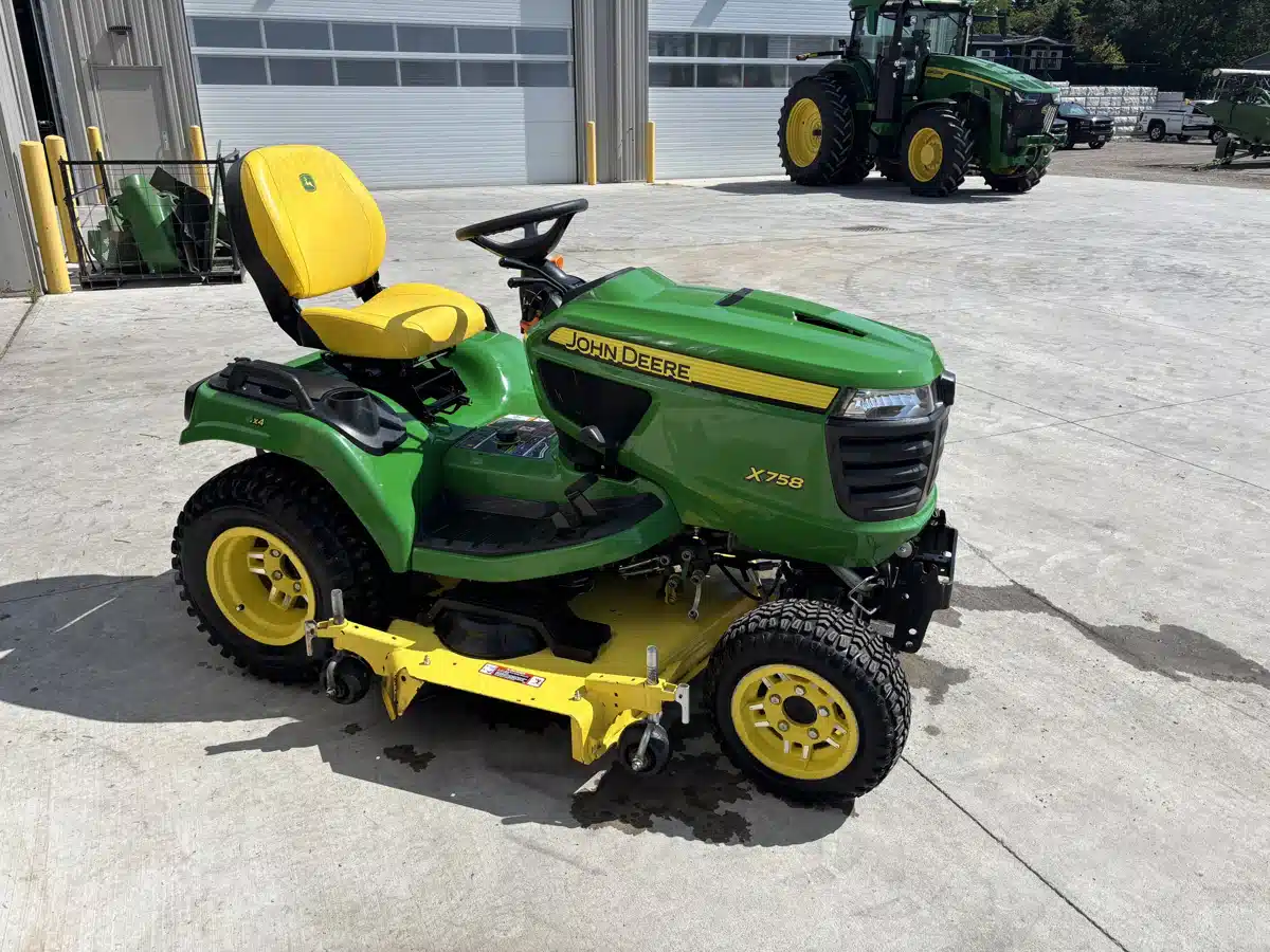 Photo de la Galerie 2 pour 2022 John Deere X758 Tracteur à pelouse