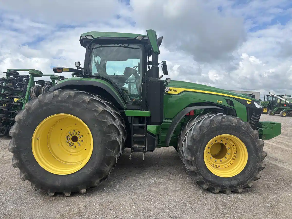 Gallery image 2 for 2022 John Deere 8R 250 Tractor