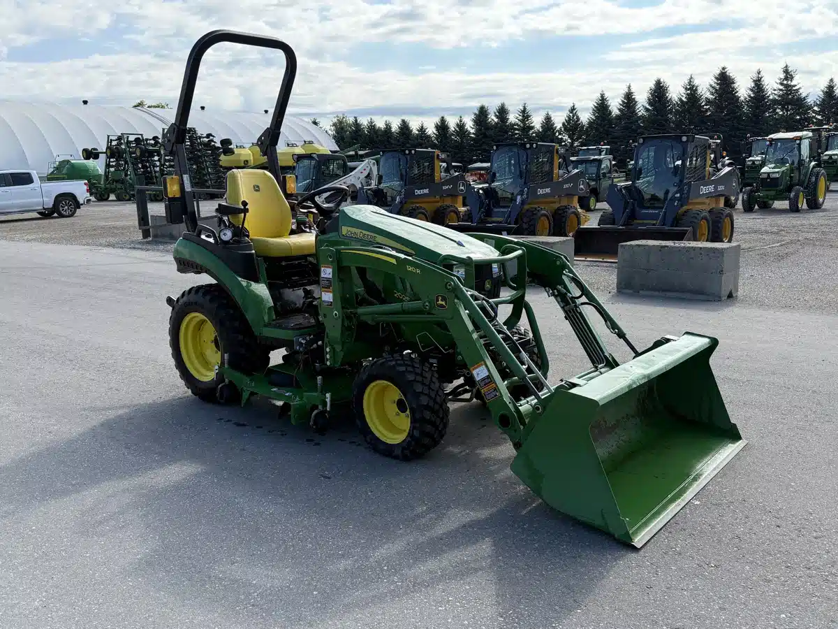 Photo de la Galerie 2 pour 2022 John Deere 2025R Tracteur