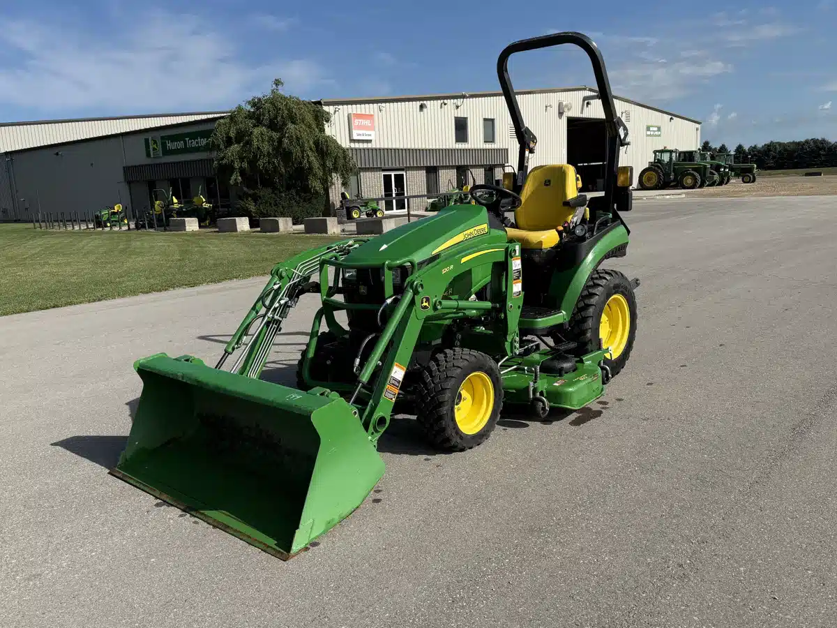 Photo de la Galerie 1 pour 2022 John Deere 2025R Tracteur