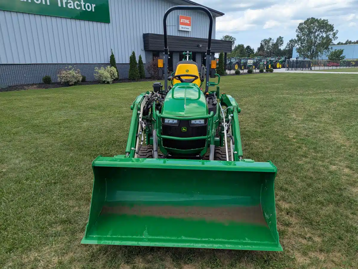 Photo de la Galerie 2 pour 2023 John Deere 1025R Tracteur