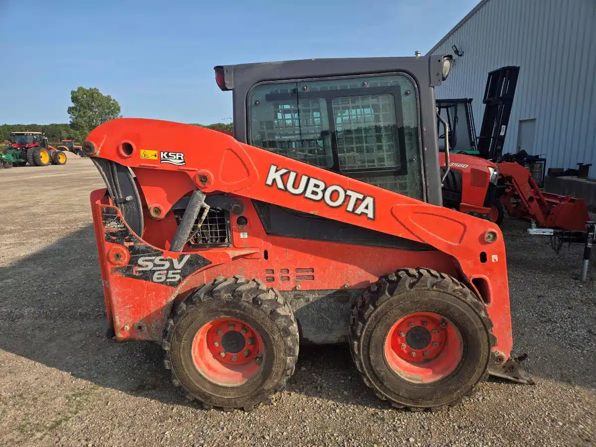 Gallery image 2 for Used 2017 Kubota SSV65P Skid Steer