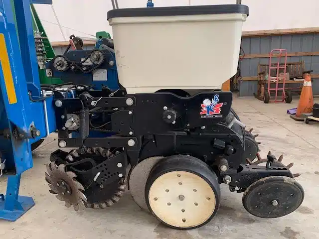 Gallery image 2 for Kinze 3110 Planter