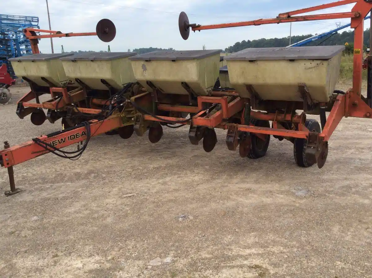 Gallery image 1 for Used New Idea 8R30 Planter
